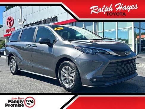 Used 2025 Toyota Sienna XLE FWD image 1