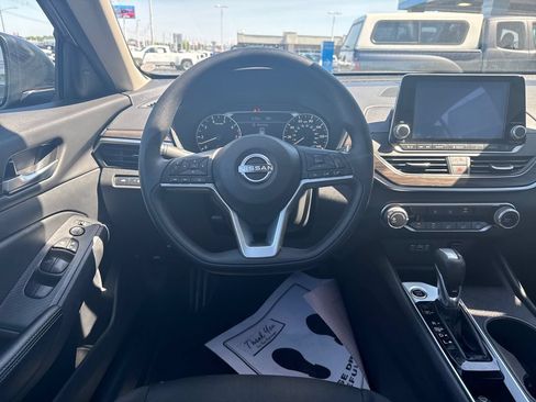 Used 2025 Nissan Altima 2.5 SV FWD image 16