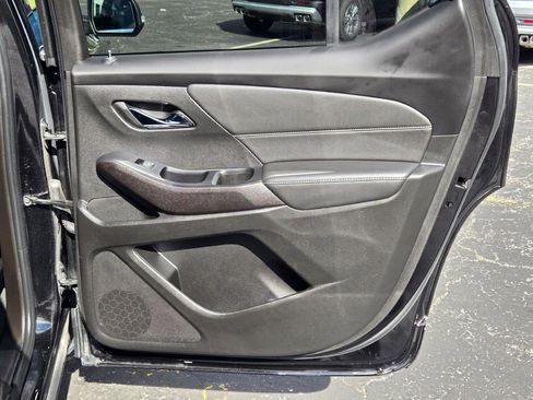 Used 2023 Chevrolet Traverse LT image 9