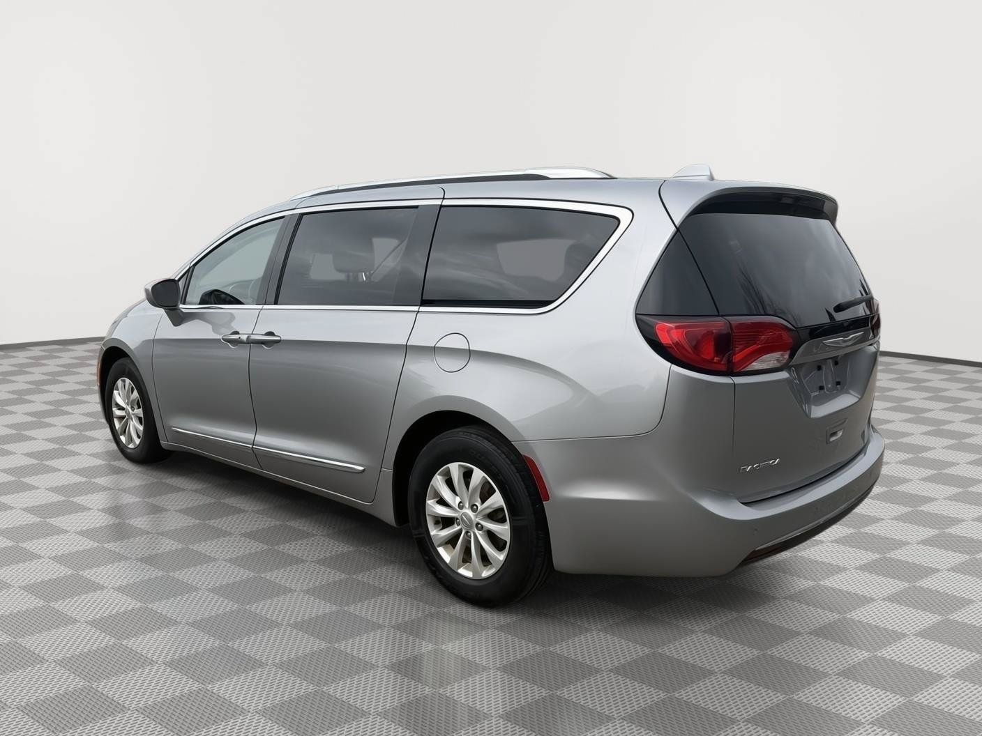 Used 2018 Chrysler Pacifica Touring-L Plus FWD image 5