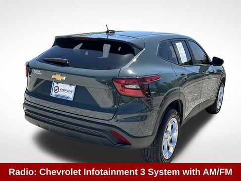 Used 2025 Chevrolet Trax LS w/ LS Convenience Package image 6