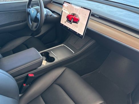 Used 2022 Tesla Model Y Long Range image 15