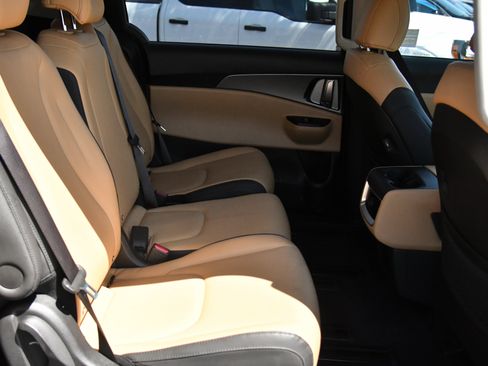 Used 2022 Kia Carnival LX FWD image 45