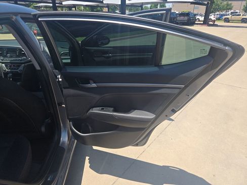 Used 2018 Hyundai Elantra SE FWD image 14