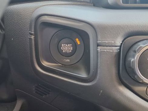 Used 2025 Jeep Wrangler Sahara image 27