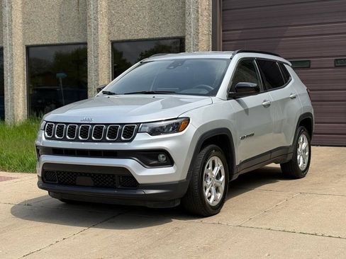 Used 2024 Jeep Compass Latitude AWD/4WD image 3