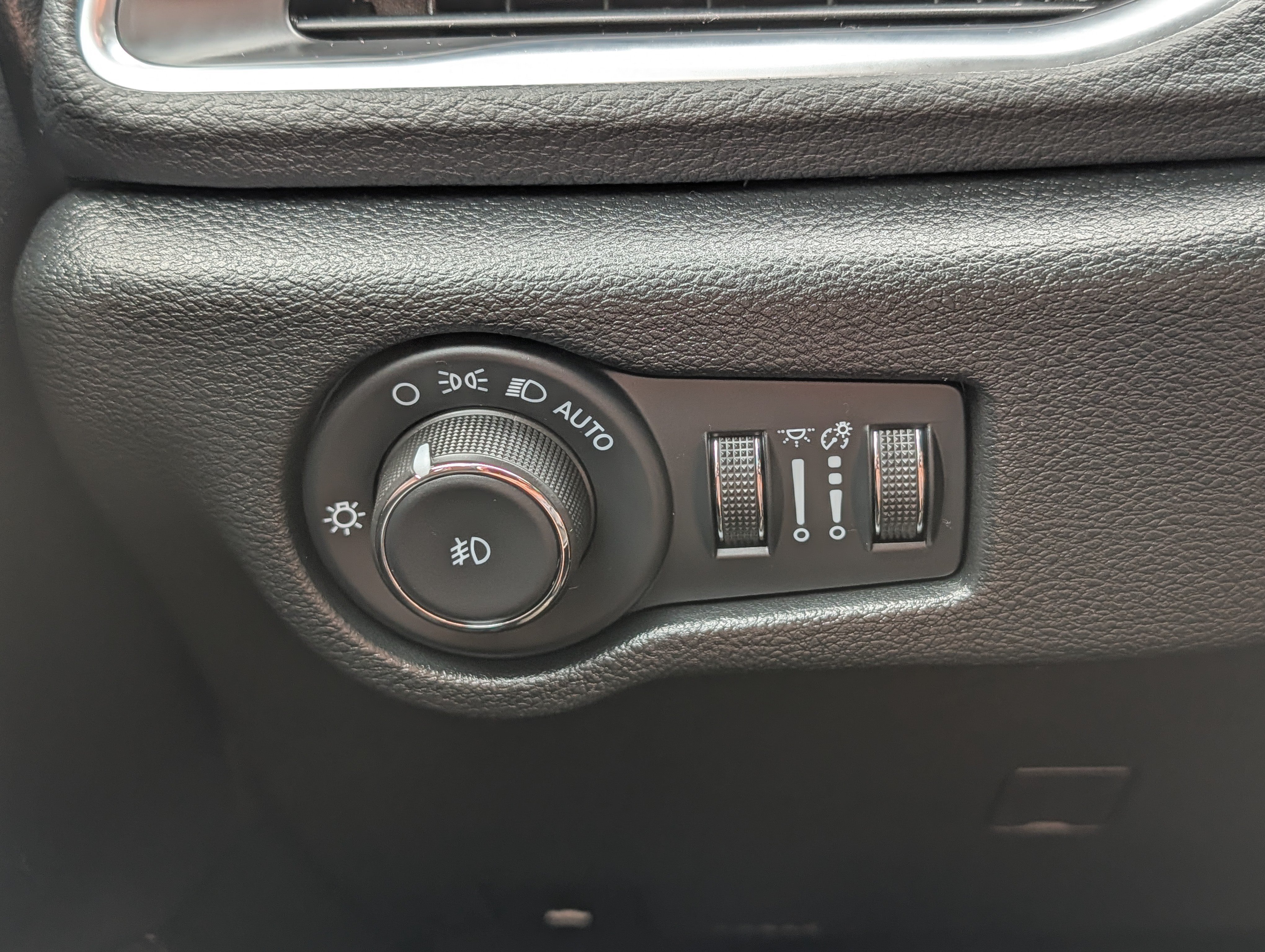 Used 2025 Chrysler Pacifica Limited FWD image 26