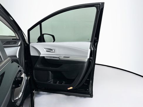 Used 2026 Toyota Sienna XLE FWD image 32