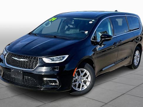 Certified 2024 Chrysler Pacifica Touring-L image 3