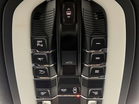 Used 2020 Porsche Macan image 24