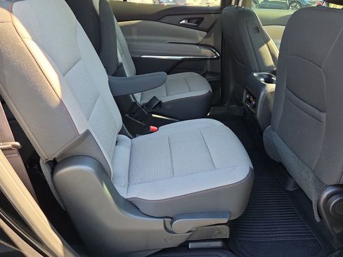 Used 2025 Chevrolet Traverse LT FWD image 18