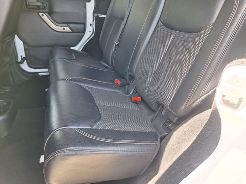 Used 2016 Jeep Wrangler Unlimited Sahara image 18