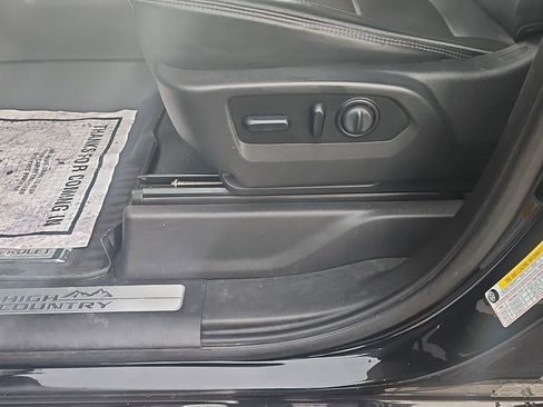 Used 2021 Chevrolet Silverado 1500 High Country w/ Technology Package image 12