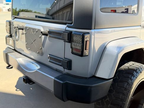 Used 2018 Jeep Wrangler Unlimited Sahara AWD/4WD image 8