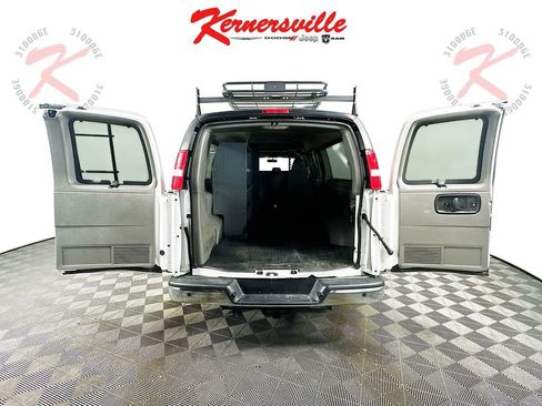 Used 2022 Chevrolet Express 2500 Extended image 28