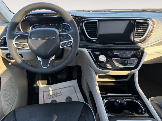 Used 2023 Chrysler Pacifica Limited FWD image 10