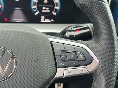 Used 2025 Volkswagen Tiguan SE R-Line image 16