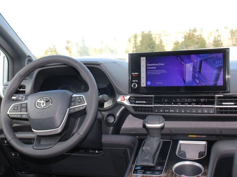 Certified 2025 Toyota Sienna Limited image 24