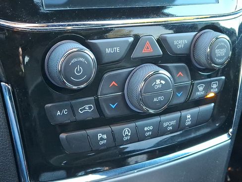 Used 2020 Jeep Grand Cherokee Altitude image 23