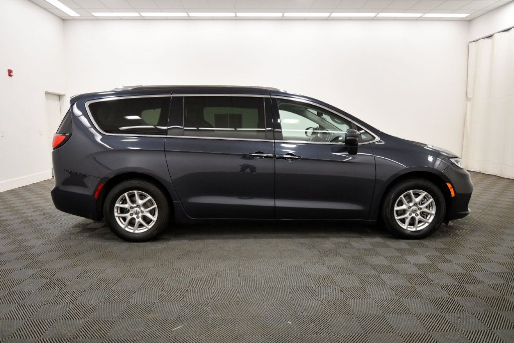 Used 2021 Chrysler Pacifica Touring-L FWD image 9