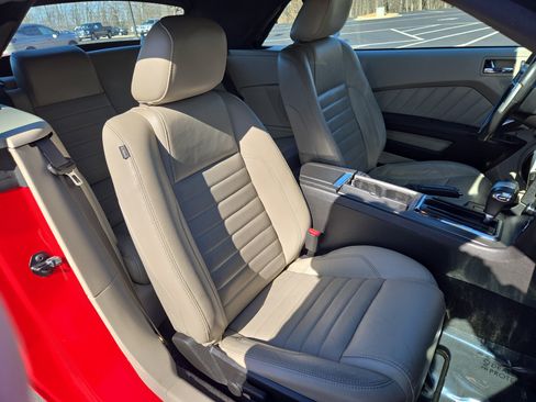 Used 2010 Ford Mustang Convertible image 22