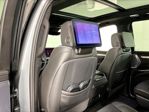 Certified 2025 Cadillac Escalade Sport Platinum w/ LPO, ONYX Package AWD/4WD image 40