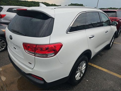 Used 2017 Kia Sorento FWD w/ LX Convenience Package image 3