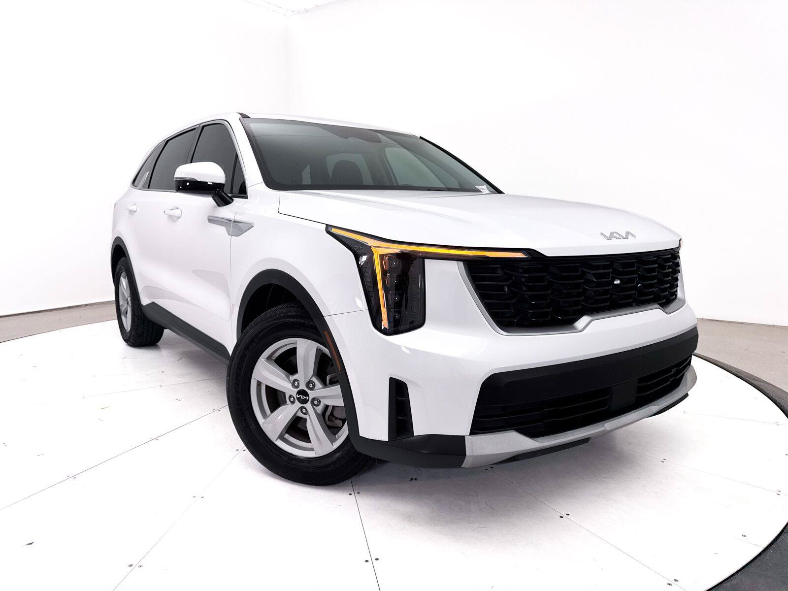 Used 2025 Kia Sorento LX FWD image 1