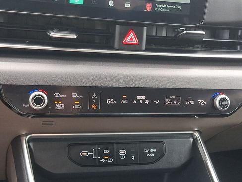 Used 2025 Kia Carnival EX FWD image 19