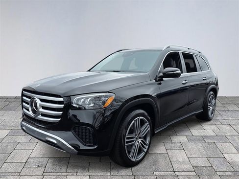Used 2025 Mercedes-Benz GLS 450 4MATIC image 3