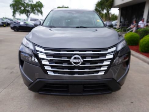 Used 2024 Nissan Rogue SV image 2