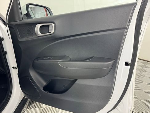 Used 2025 Hyundai Venue SEL image 32