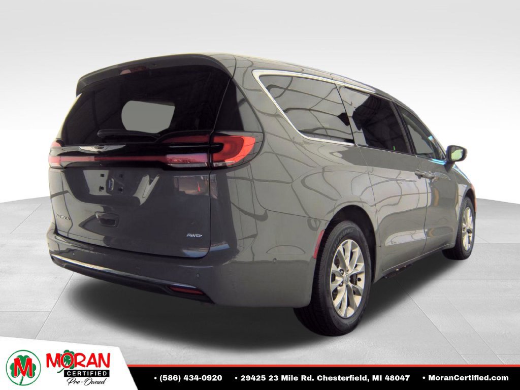 Used 2023 Chrysler Pacifica Touring-L AWD/4WD image 3