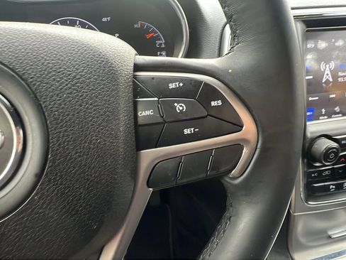 Used 2018 Jeep Grand Cherokee Laredo RWD image 14