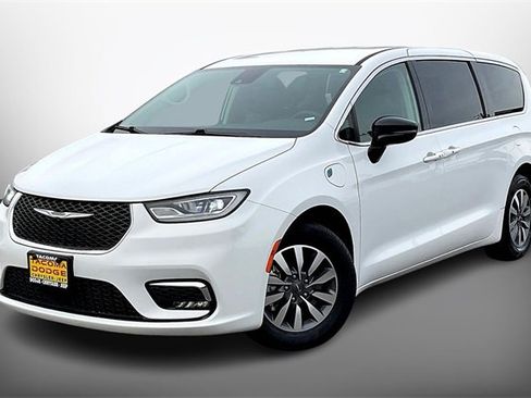 Used 2024 Chrysler Pacifica Select image 2