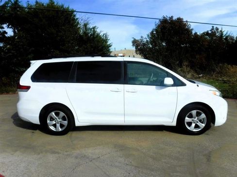 Used 2012 Toyota Sienna LE image 4