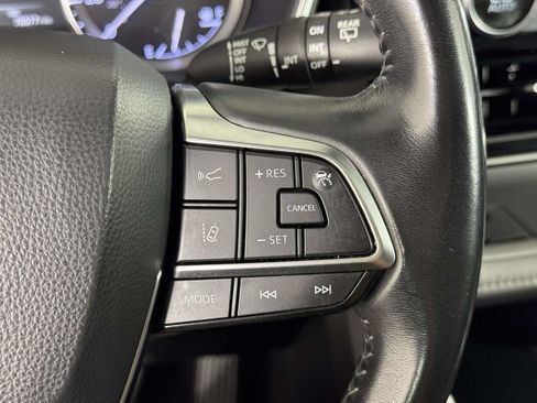 Used 2020 Toyota Highlander XLE AWD/4WD image 23