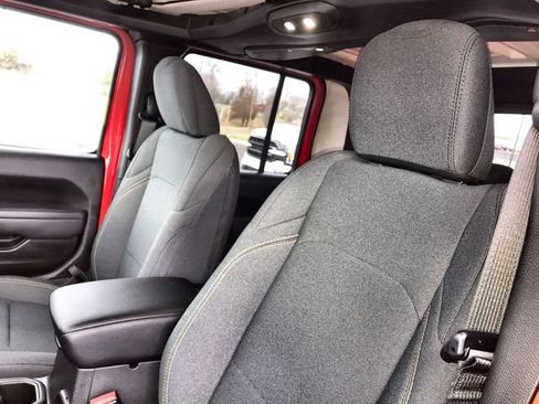 Used 2025 Jeep Gladiator Sport image 11