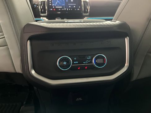 Used 2025 Ford Expedition Platinum image 19