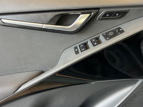 Used 2025 Kia Niro SX Touring image 11