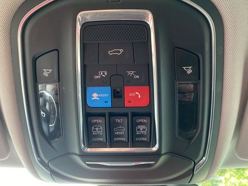 Used 2022 Jeep Grand Cherokee L Limited AWD/4WD image 39