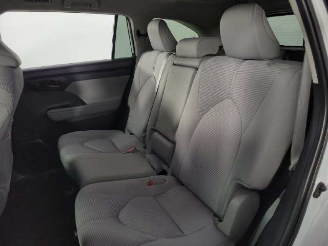 Used 2024 Toyota Highlander LE FWD image 18