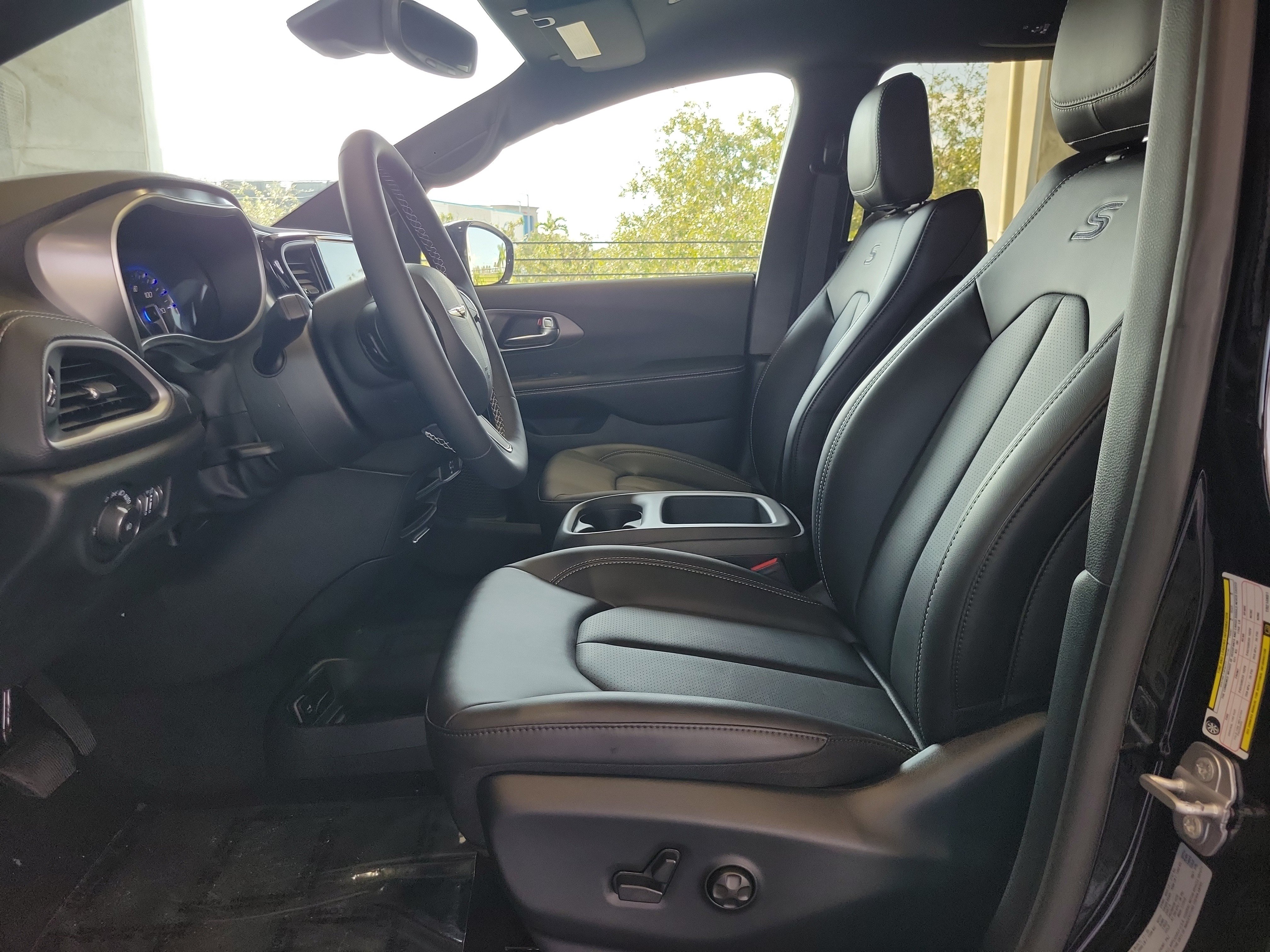 New 2026 Chrysler Pacifica Select w/ S Appearance Package FWD image 18