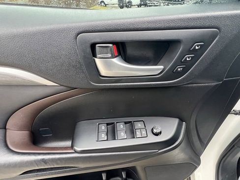 Used 2017 Toyota Highlander Limited image 10
