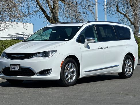 Used 2018 Chrysler Pacifica Limited image 8