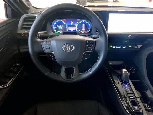 Used 2025 Toyota Crown Signia w/ Advanced Technology Package image 5