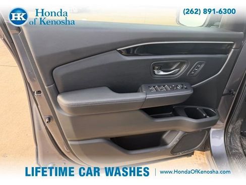 Used 2025 Honda Pilot Touring image 6