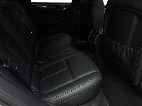 Used 2023 Porsche Macan AWD/4WD image 38
