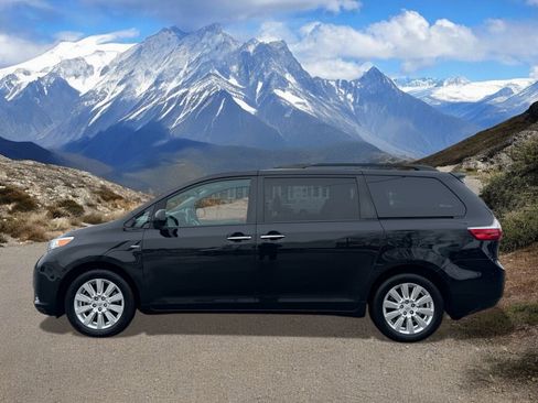 Used 2017 Toyota Sienna XLE Premium image 2