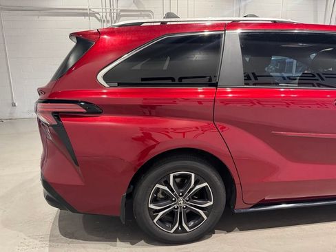 Used 2025 Toyota Sienna Platinum AWD/4WD image 8